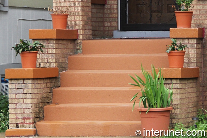 concrete-steps-to-front-porch-painted