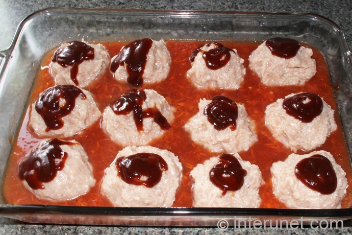 raw meatballs raw-meatballs-with-barbecue-sauce