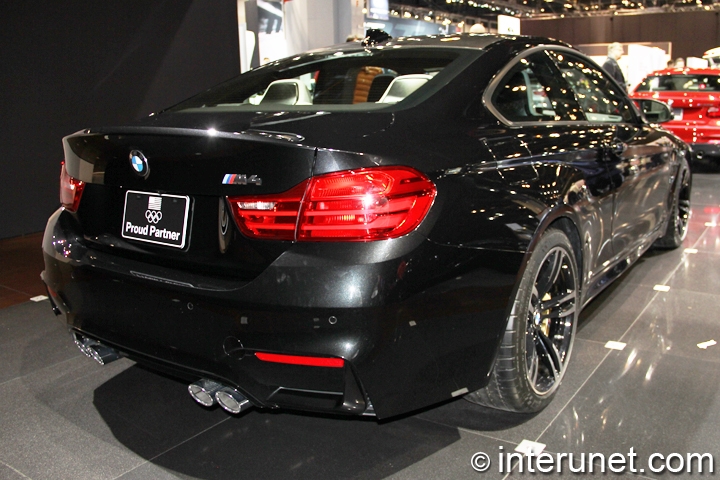 2015-BMW-M4-Coupe-rear-view