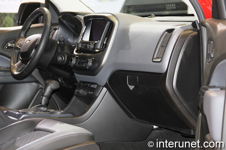 2015-Chevrolet-Colorado-interior