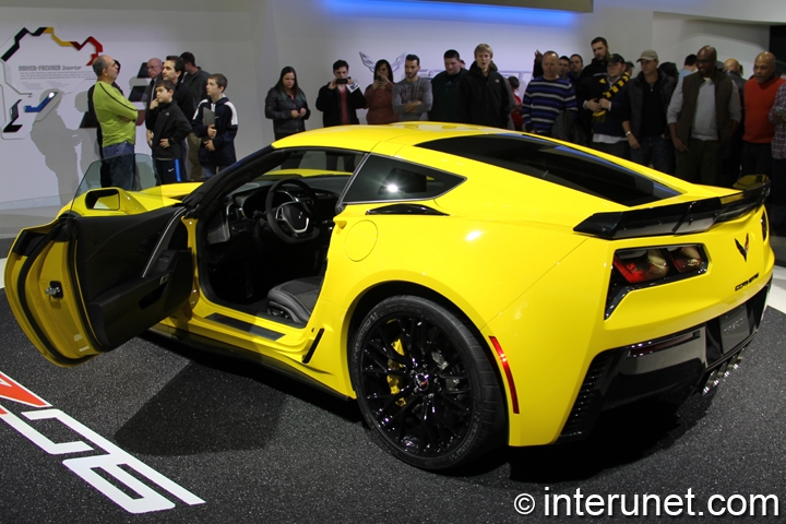 2015 Chevrolet Corvette Z06 2015-Chevrolet-Corvette-Z06-side-view-with-open-door