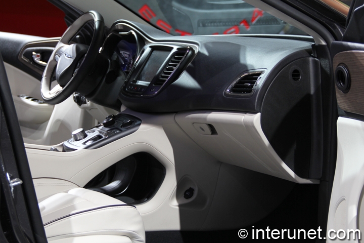 2015 Chrysler 200C 2015-Chrysler-200C-interior