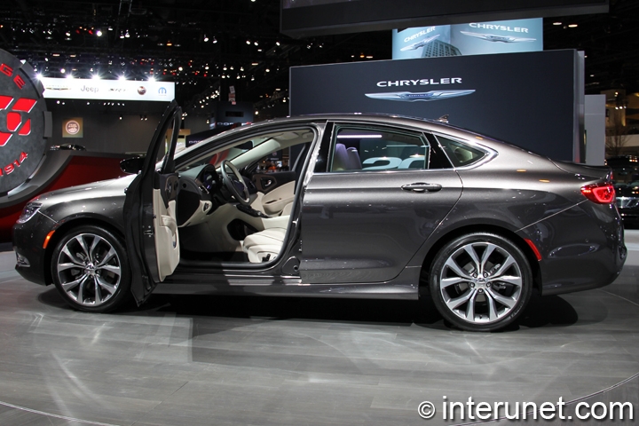 2015 Chrysler 200C 2015-Chrysler-200C-side-view