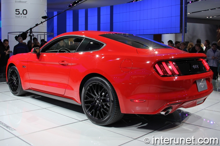 2015-Ford-Mustang-GT-rear-side-view