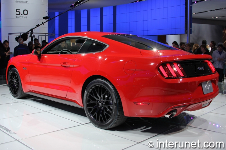 Ford Mustang GT 2015-Ford-Mustang-GT-rear-side-view