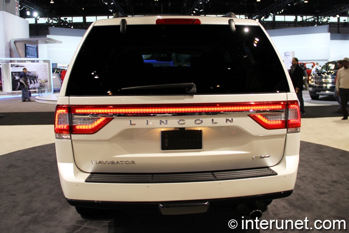 2015-Lincoln-Navigator-rear-view