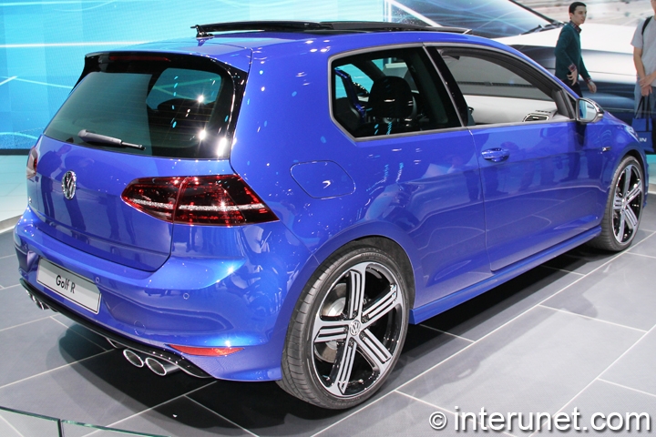 Volkswagen Golf R  2015-Volkswagen-Golf-R-rear-side-view