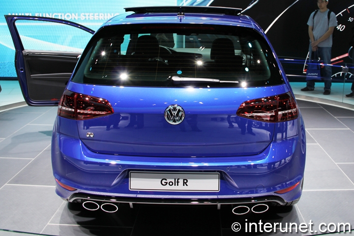Volkswagen Golf R 2015-Volkswagen-Golf-R-rear-view
