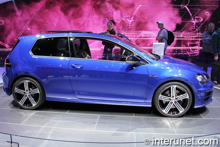 2015-Volkswagen-Golf-R-side-view 