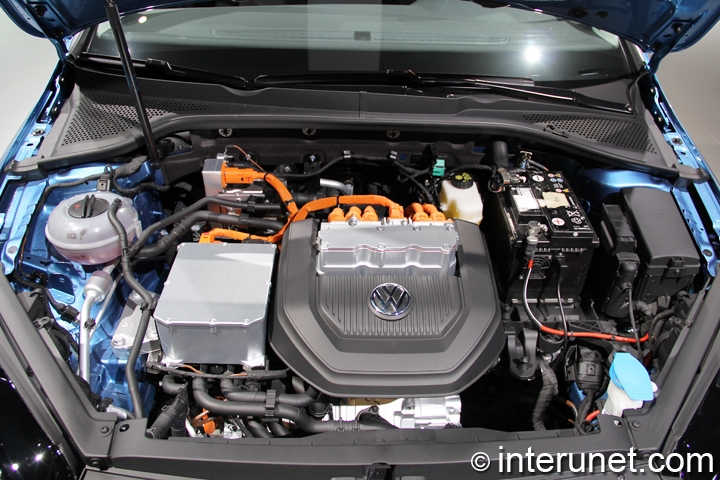 2015 Volkswagen Golf EV 2015-Volkswagen-Golf-Electric-under-the-hood