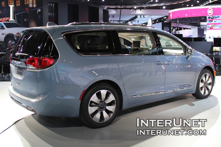 2017 Chrysler Pacifica Hybrid 2017-Chrysler-Pacifica-Hybrid-rear-side