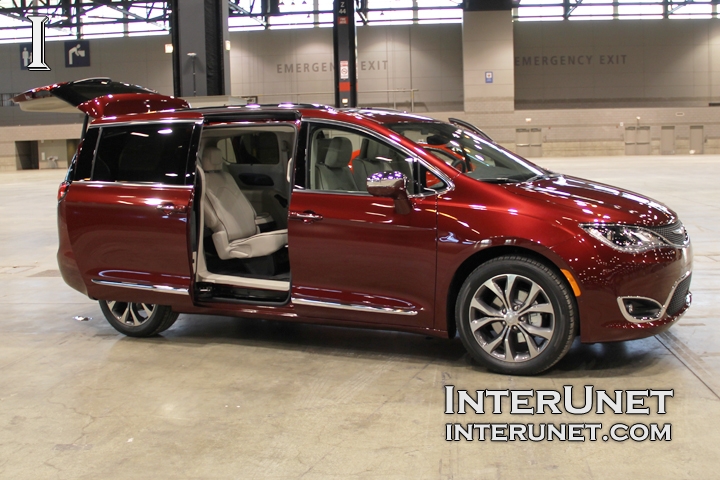 2017 Chrysler Pacifica Limited 2017-Chrysler-Pacifica-Limited-side