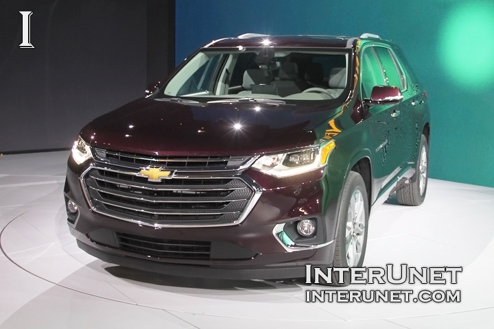 2018-Chevrolet-Traverse-AWD-lights-front
