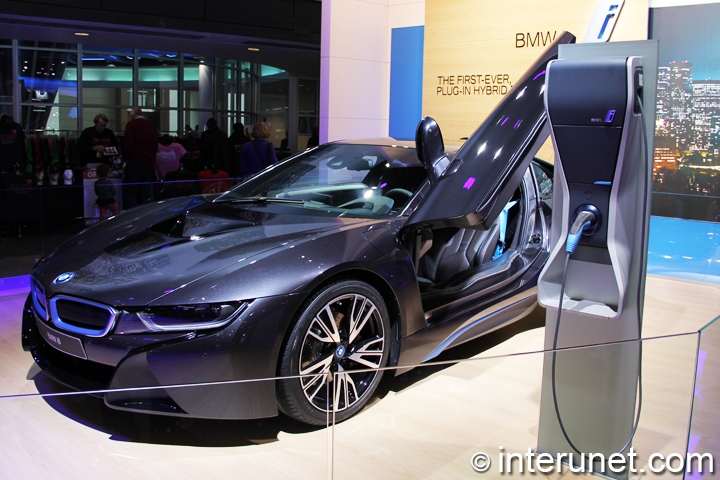 BMW i8 BMW-i8-with-charging-station