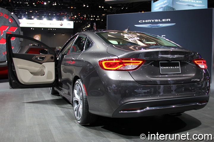 2015 Chrysler 200C 2015-Chrysler-200C-rear-view