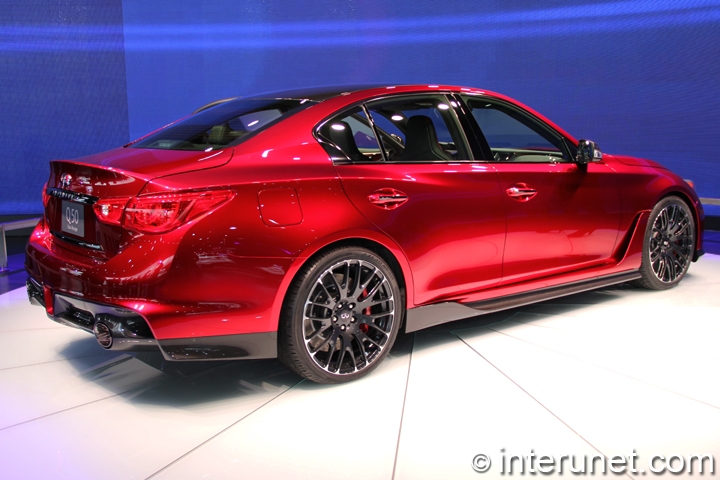Infiniti Q50 Eau Rouge Infiniti-Q50-Eau-Rouge-rear-side-view