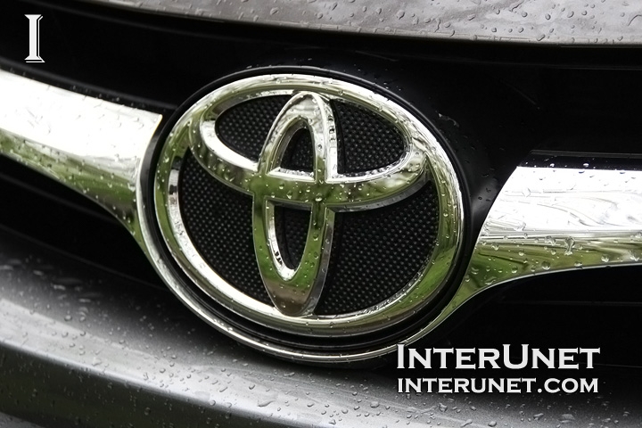 Toyota Logo Toyota-Logo-in-the-rain