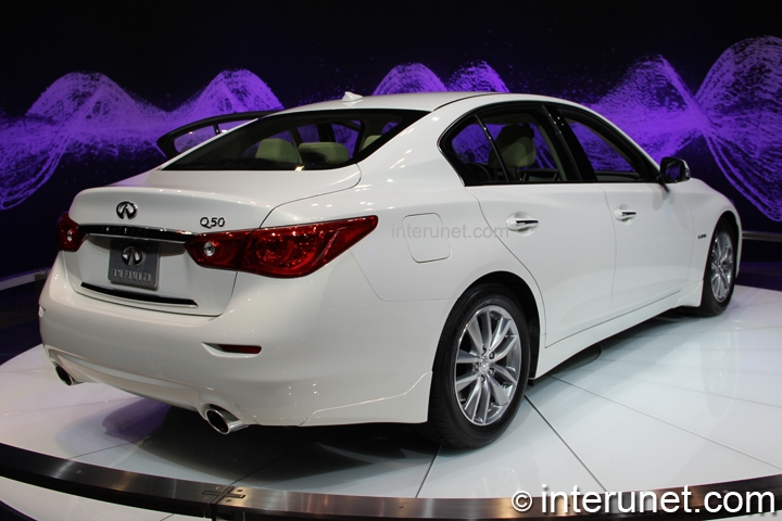 infiniti-Q50-hybrid-rear-side-view