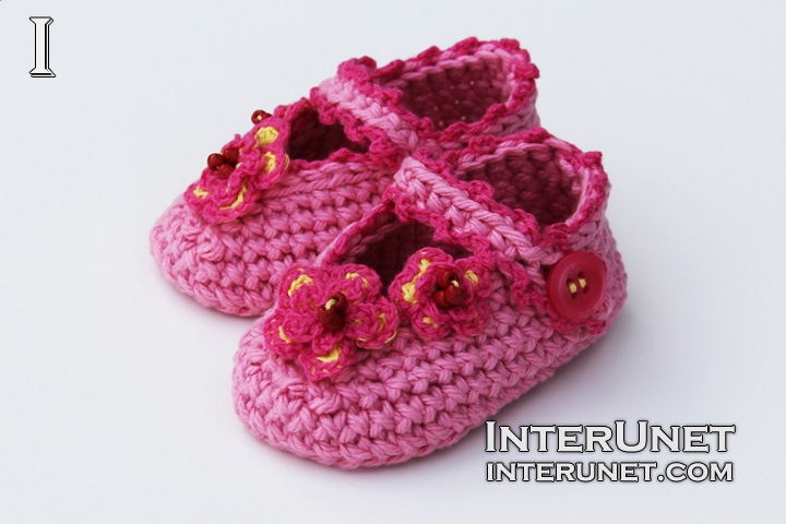 DIY-booties-slippers-for-a-baby 