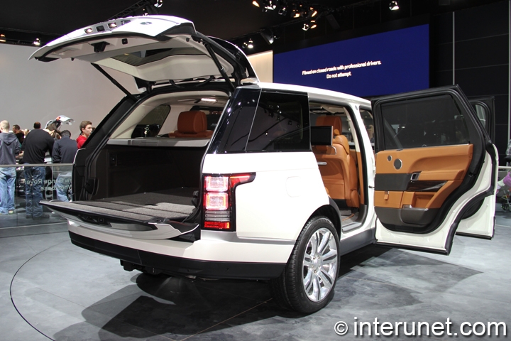 2014-Range-Rover-Long-Wheelbase-rear-view-with-doors-opened