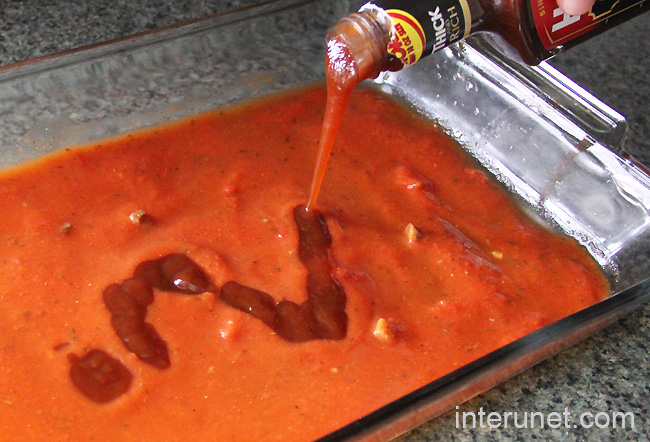 adding-barbecue-sauce-into-the-tray