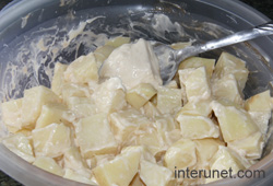 mixing-potato-with-mayonnaise