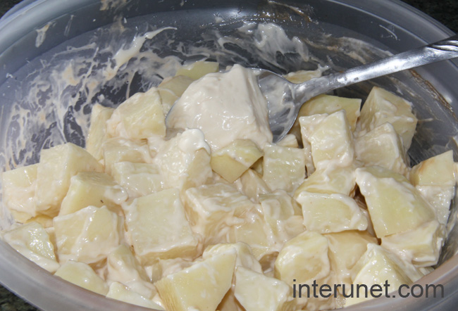 mixing-potato-with-mayonnaise