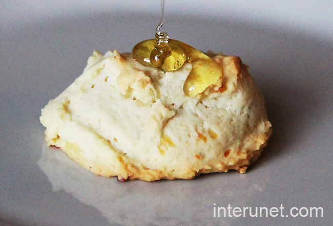 pouring-honey-on-cottage-cheese-cookie