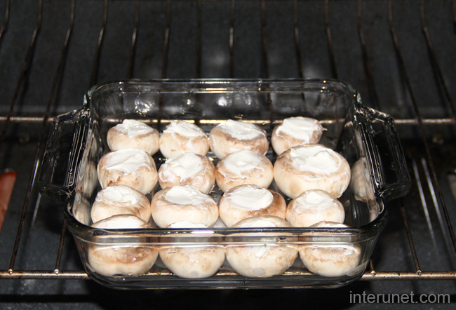 putting-mushrooms-in-the-oven