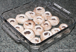 raw-mushrooms-on-glass-baking-tray