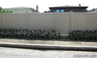 vinyl-fence-with-gates